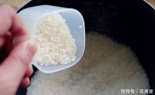  分明|蒸米饭时放盐还是醋？很多人搞不明白，“这样做”颗粒分明不粘锅