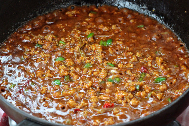 得嗦|三伏天就馋这面食,香辣劲道实在太好吃了,每次都得嗦上两大碗!