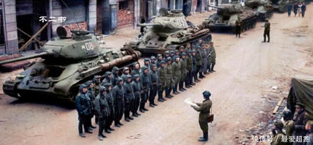 城破|二战上色老照片斯大林格勒战役中庆祝的苏军、柏林城破一片狼藉！