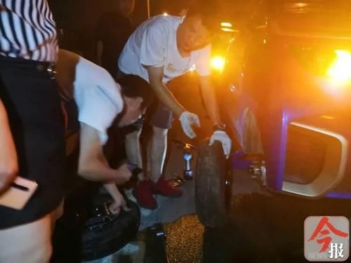  昨晚|怪了！昨晚经过柳工大道这个路段的十几辆小车，右侧轮胎全被割破