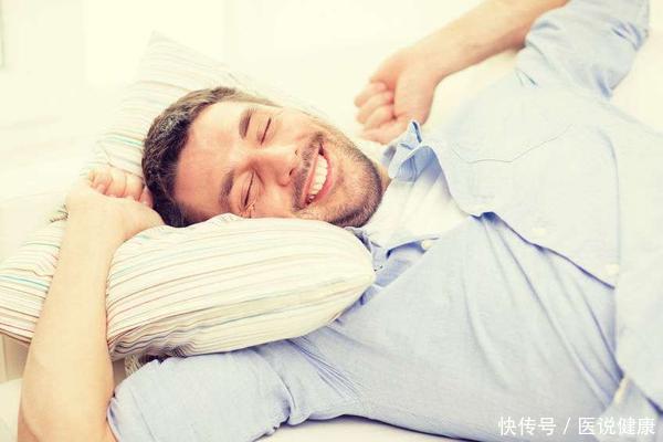 腰间盘突出睡觉时腰下能垫东西吗(腰间盘突出患者，睡觉时要注意这3个事项，或能改善不适)