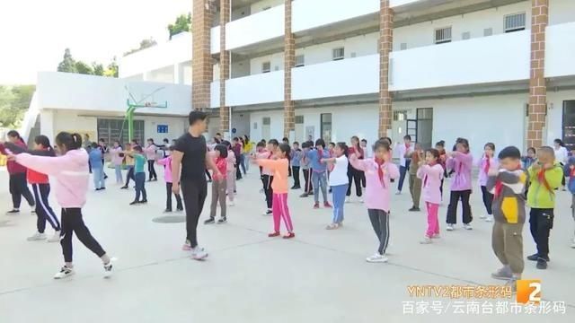 喜欢|“把我所学的、我的爱好传给喜欢的学生”陡普鲁小学里的拳击教练