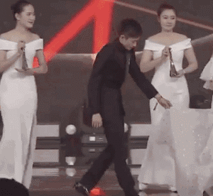  头发|“狂野男孩”刘星终是将别人的头发染成了绿色