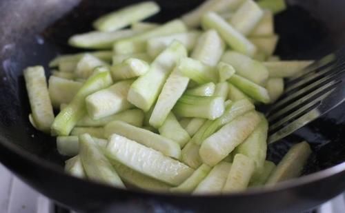  做法|丝瓜试试这种简单的做法，清爽鲜美又解暑，喝一碗还想来一碗