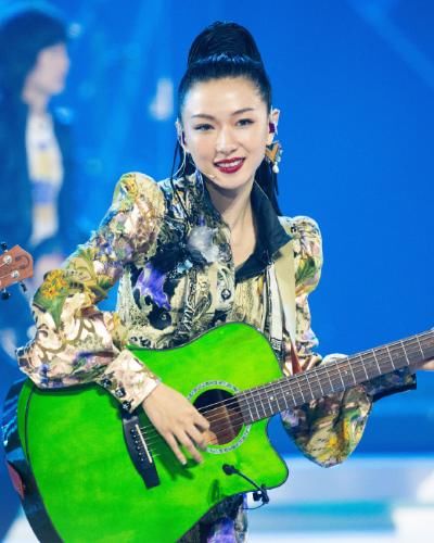  淘汰|万茜皇族被孤立？送别袁咏琳淘汰，队员不带她玩了