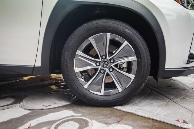  雷克萨斯UX300e|嫌特斯拉做工差？实拍雷克萨斯首款电动SUV 不仅豪华 还更便宜