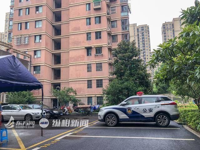  遮脸|邻居爆杭州失踪女子丈夫在电梯内用胳膊遮脸说话，物业：他并不在这里工作