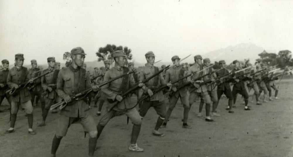 八路军|日军3万人将我军300人包围,此人拿望远镜一看,下令:进攻