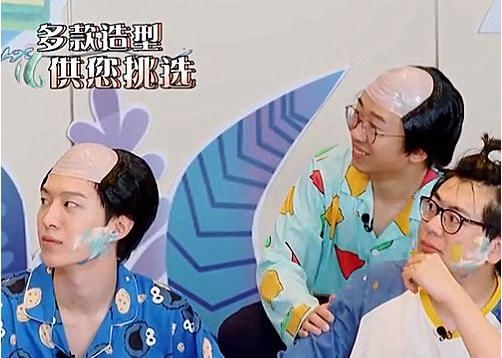 节目组|郑爽戴“秃头假发”后，贾玲用手机跟她合影留念，谁注意手机壳是啥