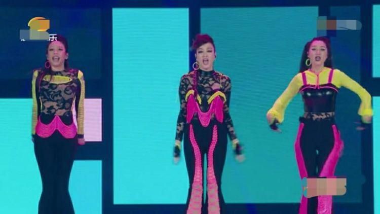  姐姐|《浪姐》二次公演细节耐人寻味：黄圣依抢不上话，阿朵会被淘汰？