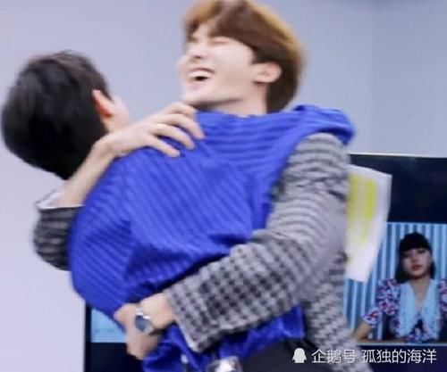 们两|蔡徐坤朱正廷重逢时,谁听到JonyJ说了啥只有大厂女孩才懂