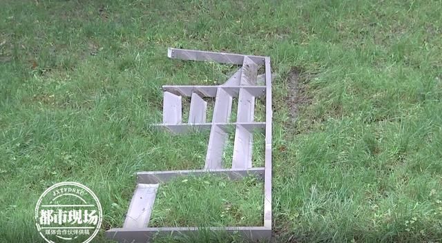  女子|女子悬坐20楼欲轻生，消防员刚抱住女子，架子就掉下去了