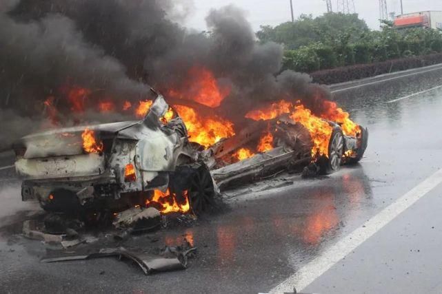  自燃|象山6天4辆车自燃丨某村出纳挪用资金14次，获刑六个月！