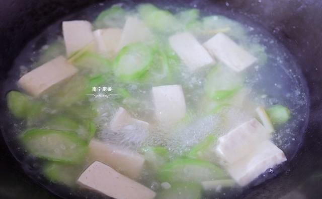  丝瓜|一根丝瓜、2个鸡蛋、1块豆腐，放锅里一起打汤，鲜美嫩滑真好喝