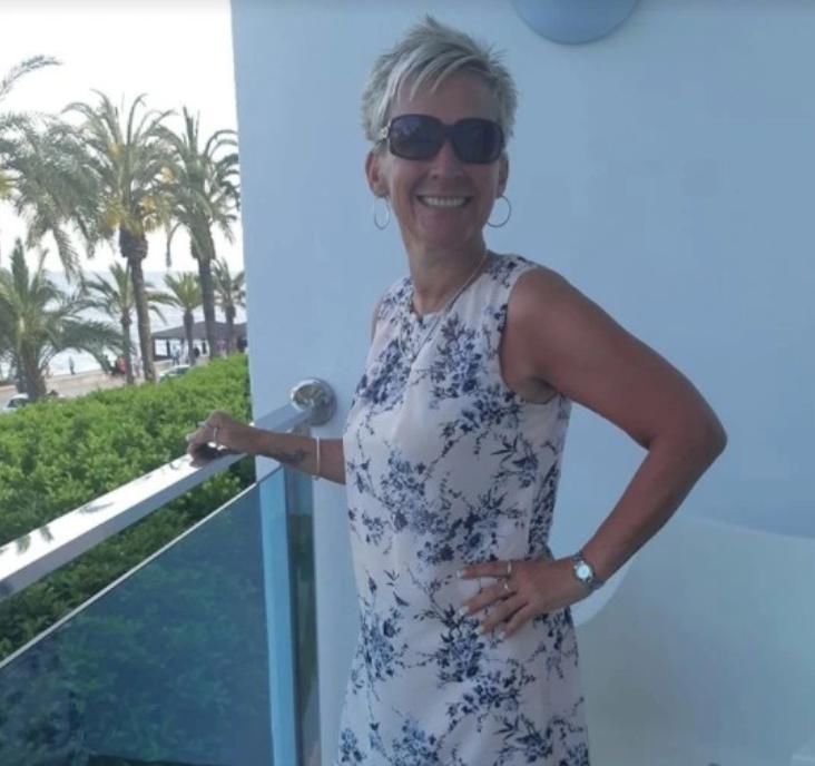  罗伯茨|女子脖子上缠着狗绳脸朝下趴在草地上，被两条狗活活勒死