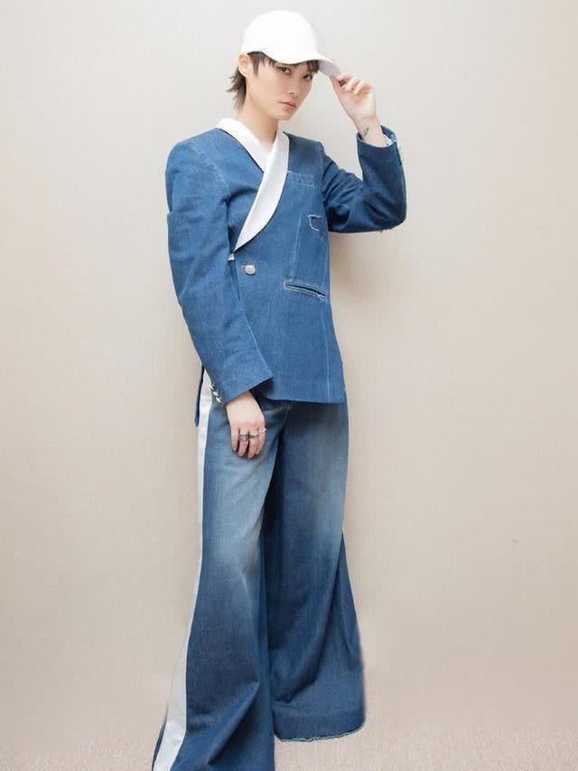  总决赛|李宇春出席青你2总决赛亲身演绎百变舞台，暖心助力成团夜