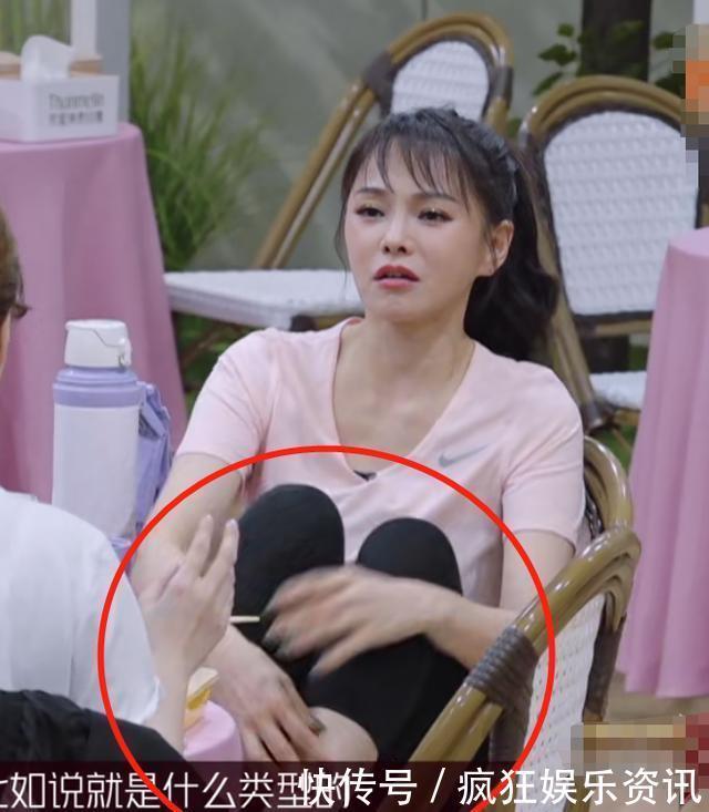  桌子|伊能静再惹争议，频繁用脚踩桌子踩椅子被批没素质