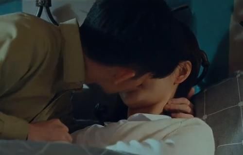  位置|张一山跟女演员拍吻戏，有谁注意他手放的位置？粉丝喊话杨紫快来