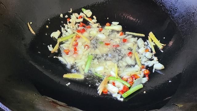 好吃|蒜蓉螃蟹的家常做法,很好吃的一道美食,简单美味,想吃就做