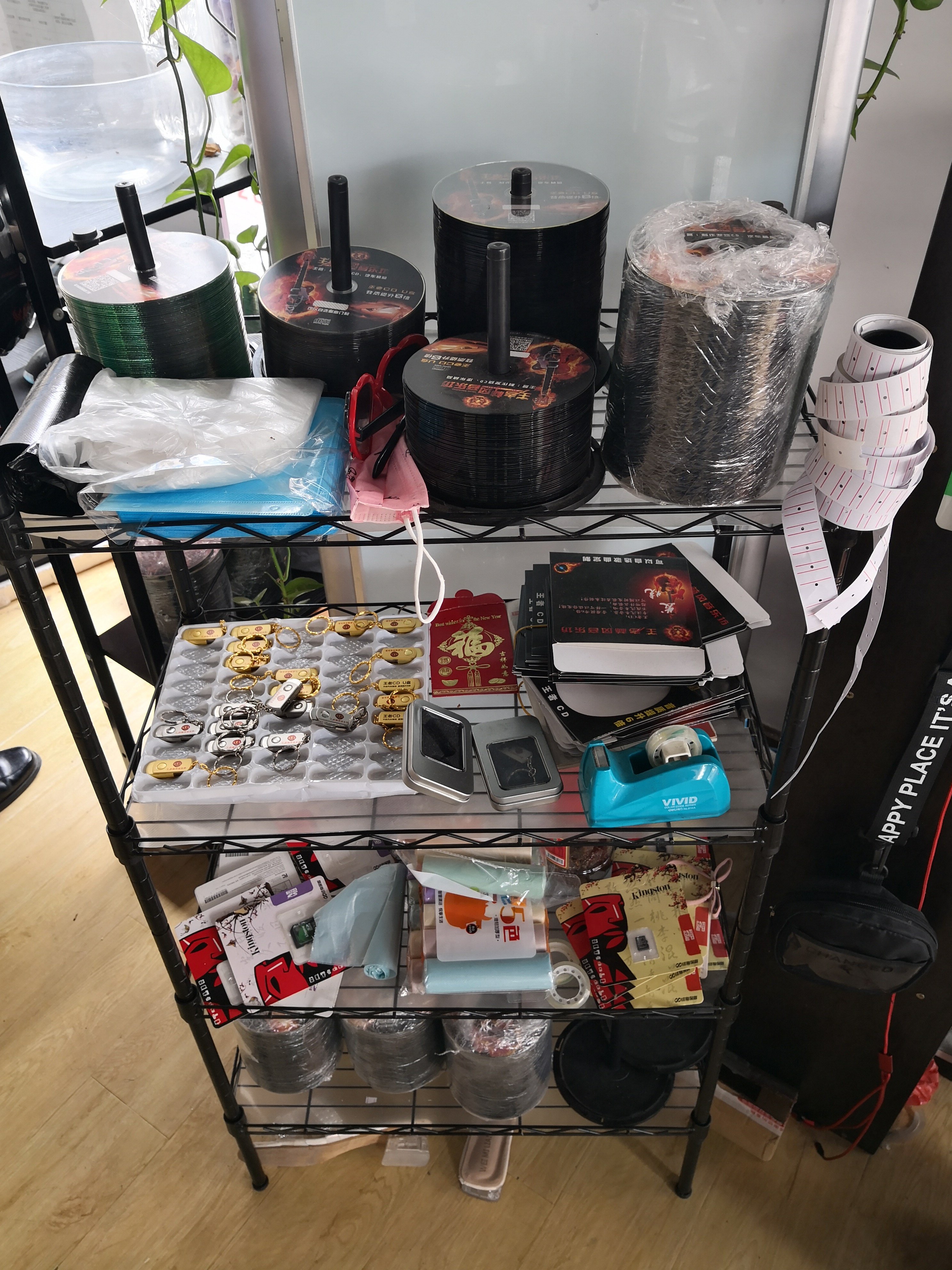 梅江警方|3000多个U盘、4000多张CD,非法获利140多万元,抓了!