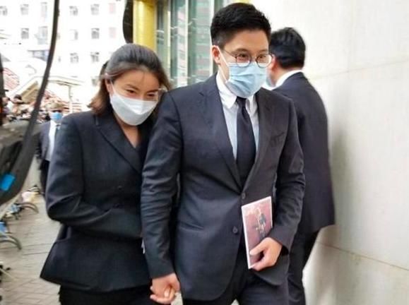 初次见面|霍启刚和老婆初次见面显稚嫩，坐大巴也要合影，郭晶晶赌王爽朗笑