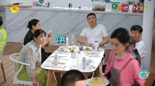  节目组|再现尴尬设置！黄晓明赵丽颖被拒之门外，利用明星光环做法拙劣