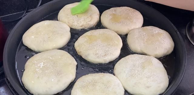  面食|烙饼时，到底需不需要酵母？卖饼老板告诉你配方，和买的一个味