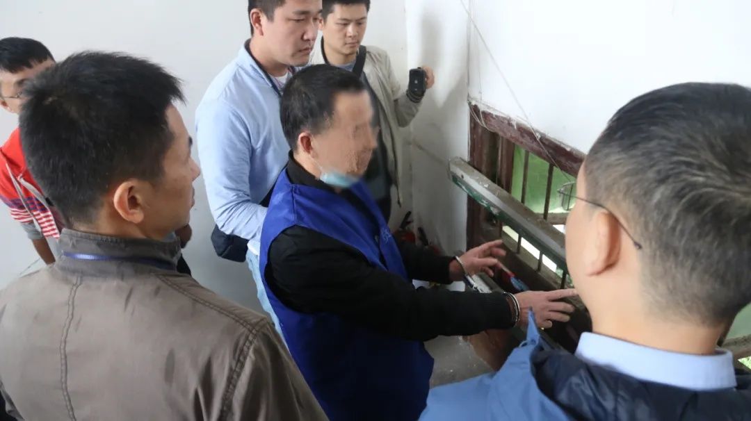 密码|深夜行窃惊醒打工女孩，他用刀捅伤对方逼问银行卡密码，逃亡15年后终于落网