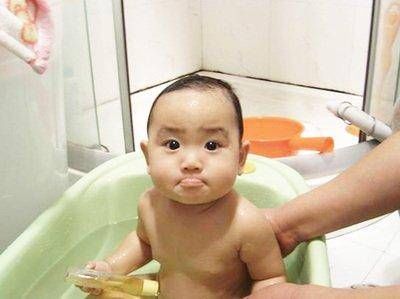  洗澡|给不到一岁的女宝宝洗澡，公公在旁边看，宝妈应该阻止吗？