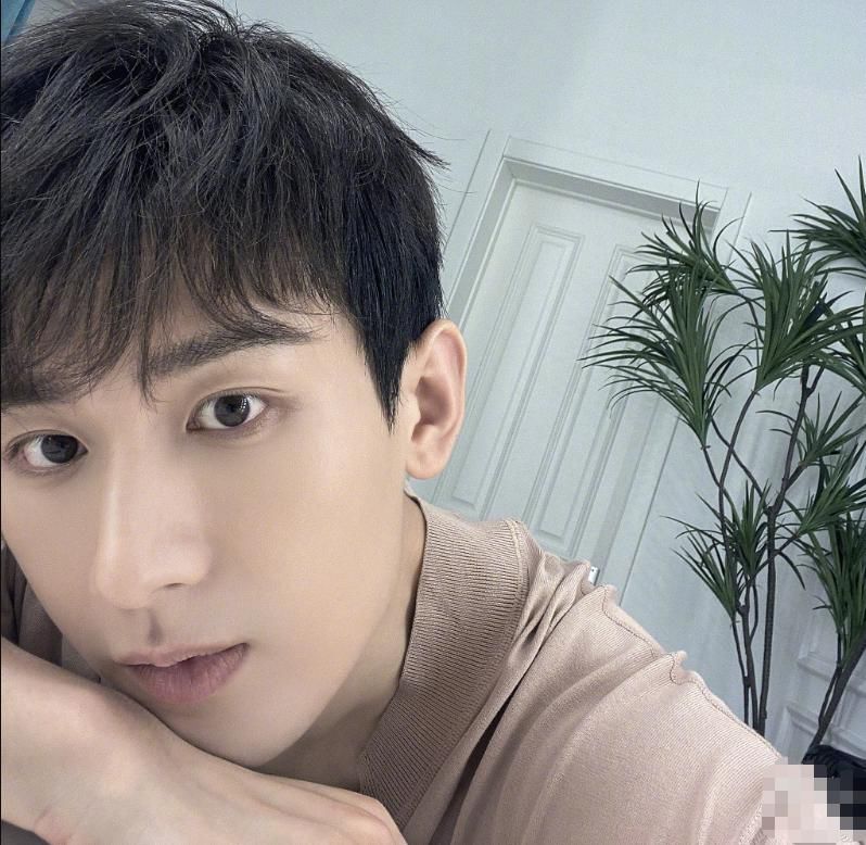  成毅|《跑男》黄河篇路透！成毅皮衣造型清爽，看清蔡徐坤校园男神没跑了