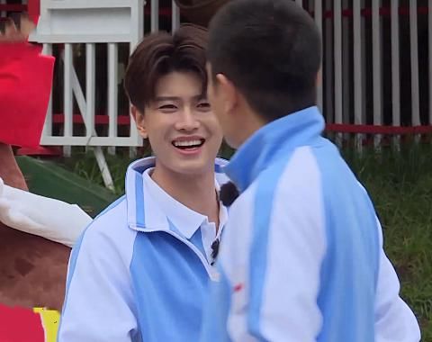 极限挑战|任嘉伦亮相《极挑宝藏行》时,其他人都忙着寒暄,谁注意杨超越在干啥