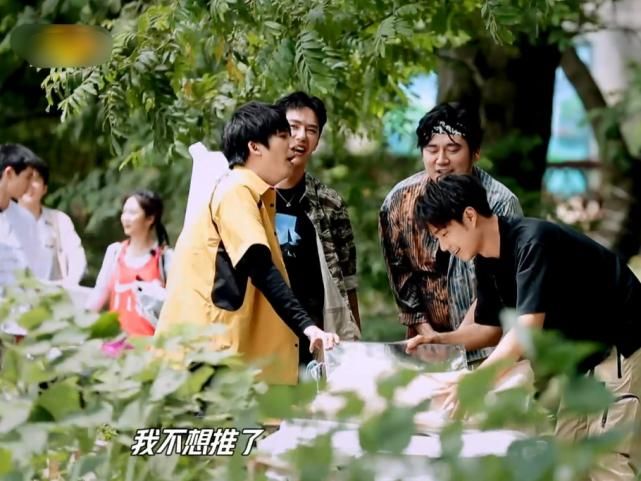  三兄妹|谭松韵称拉行李很累，宋威龙下意识的话引关注，果真“实力宠妹”