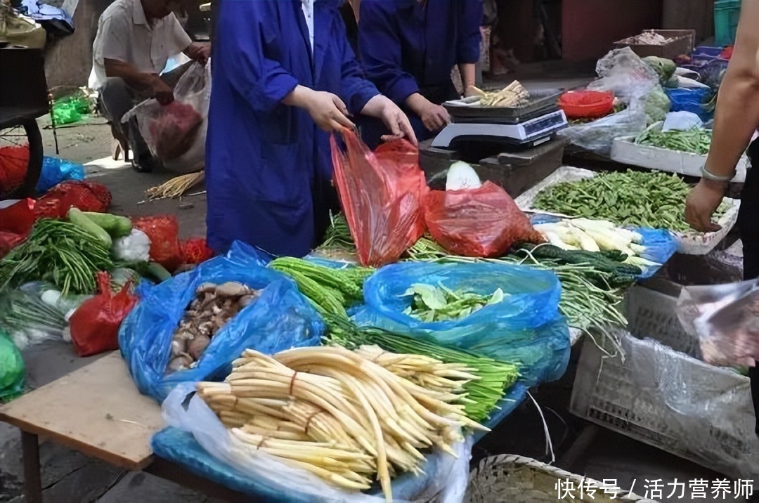 塑料袋子装菜放冰箱有什么危害(若经常把装菜的“塑料袋”放进冰箱，有毒还致癌？通过实验告诉你)