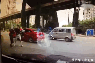 本来|爆笑GIF:本来是很喜庆的场面,你一来搞笑就尴尬了