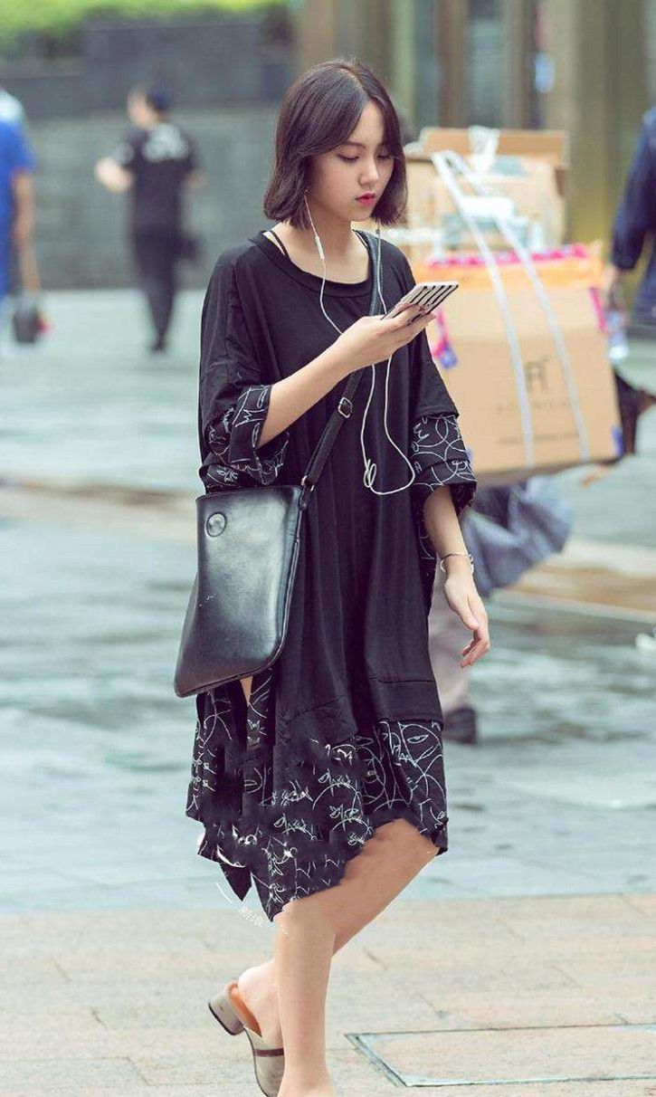 貌美|街拍:肤白貌美的小美女,五官精致,比心的动作很俏皮