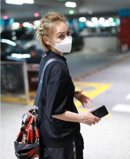  东西|宁静过安检,身上一直响个不停,拿出东西后:郑希怡郁可唯送的