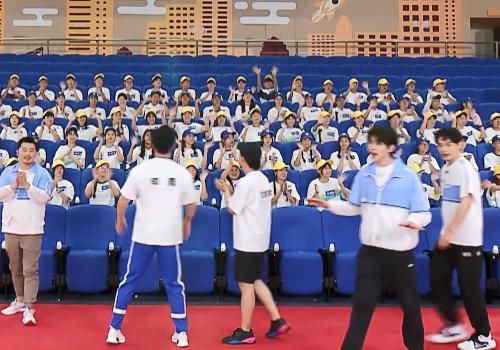  听到|跑男团在礼堂看到100位群众时，谁听到蔡徐坤说了啥？不要这样直白