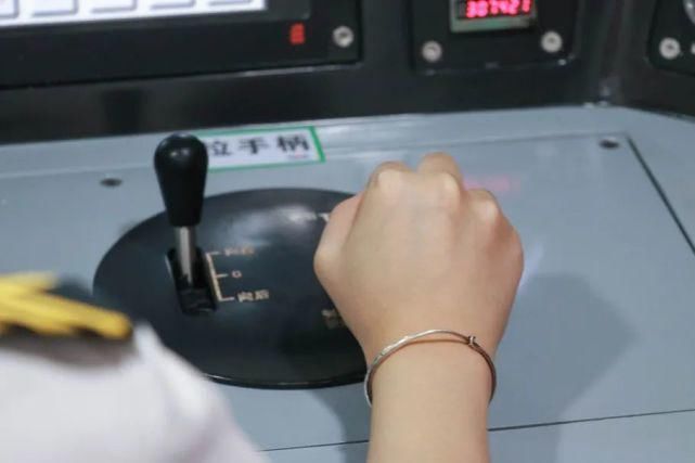 女司机|这家轨道首批女司机上岗！