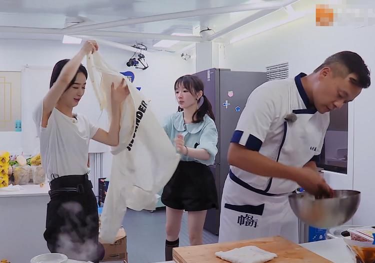 不少观众|《中餐厅4》的两位女嘉宾,赵丽颖责任心强,李浩菲既细心又暖心