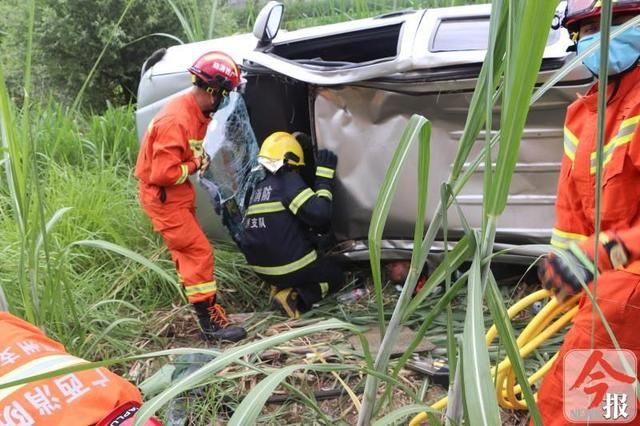  失控|惊险！柳城县一皮卡车失控侧翻，司机被困变形驾驶室中