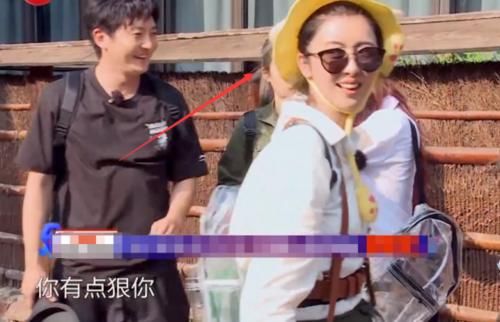  卡片|赵小棠突然拿平底锅砸孔雪儿头，谁注意孔雪儿的表情？下手可真狠