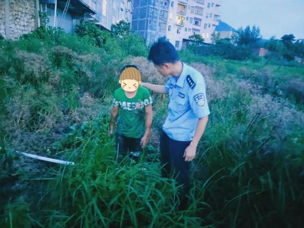  发生|灵东水库水浸区发生惊险的一幕，一小男孩不慎滑进泥沼中