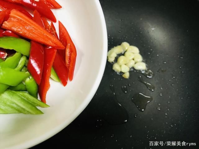 下饭|又是到了吃菌类的时候了，用“菇中皇后”做好吃的，下饭特别棒