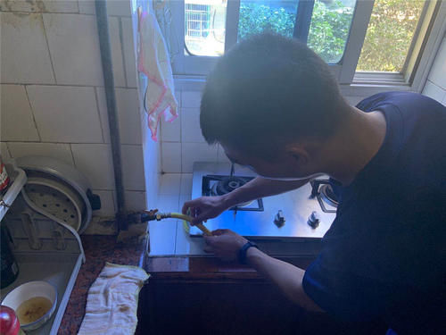  老人|时报敲门行动 | 她年过八旬仍在照顾残疾的儿子，消防员上门为老人送清凉，在厨房中发现不少安全隐患