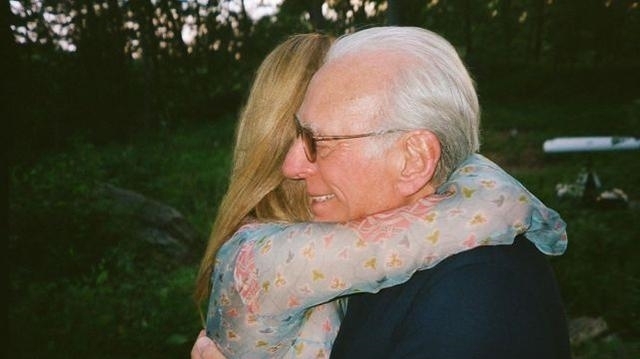 打扮|小贝大儿子与未婚妻逛街,小七打扮很成熟,手牵准嫂子关系融洽