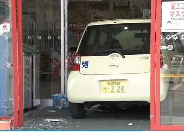  私家车|日本北海道80岁女司机踩错油门，私家车直接冲进超市酿1死1伤！