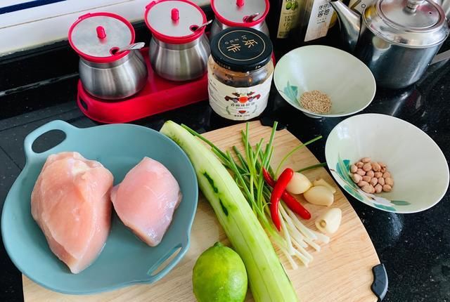  鸡胸肉|家常凉拌鸡丝的做法，这样做香辣开胃又解馋，方法超简单