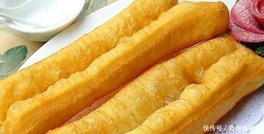  炸油条|炸油条为啥都是两根一起下锅竟跟害死岳飞的秦桧有关！