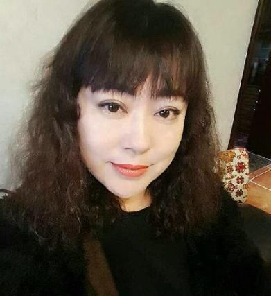  骗人|50岁李菁菁被曝与21岁老公诈骗千万，落泪回应：没骗人暂不退钱