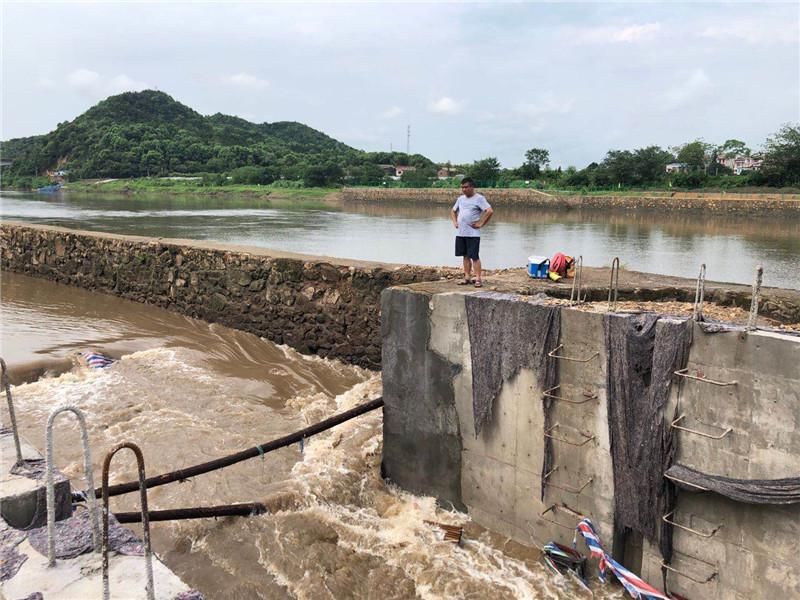  垮塌|村民钓鱼太忘我，回过神来堤坝垮塌被困坝基
